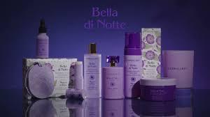 Bella di Notte
Scopri la linea Bella di Notte: il profumo spray oppure solido, la mousse detergente viso e mani, la crema corpo profumata e l’elisir corpo e capelli. Non solo: la collezione comprende anche irresistibili prodotti per ambienti e meravigliosi kit da regalare! 

Al tramonto, nelle calde sere d’estate, il fiore della Bella di Notte o Mirabilis jalapa dischiude i suoi petali colorati per lasciar trapelare la sua bellezza discreta e misteriosa. A questo fiore variopinto è dedicata la linea profumata L’Erbolario: una collezione caratterizzata da un profumo femminile elegante, fiorito e vanigliato, declinato in tanti prodotti per il corpo.