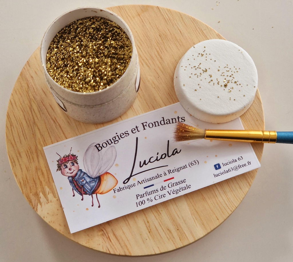 Bougies et fondants parfumés fabriqués à la main.
Garanti sans substances CMR, sans phtalates, sans OGM, sans huile de palme et sans pesticide!