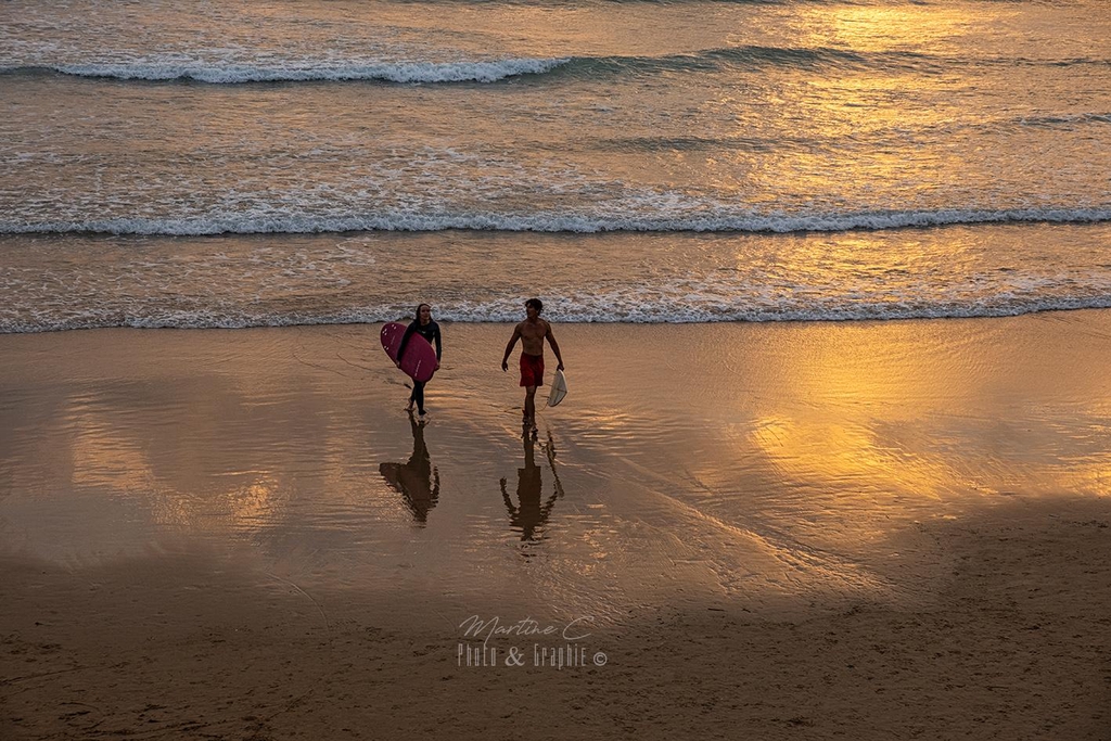 Surfer à Biarritz