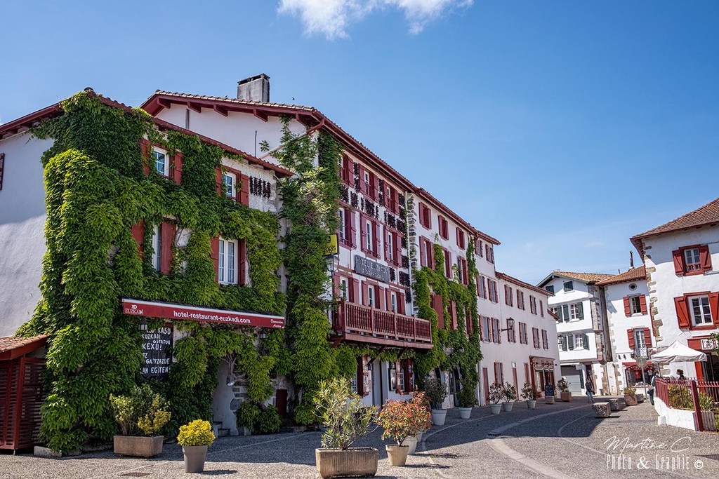 Maisons basques piments d'Espelette accrochés aux murs
