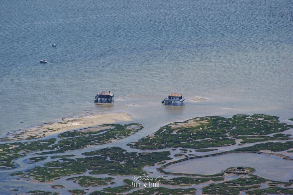 Les cabanes Tchanquées sur l'île aux oiseaux vue d'avion