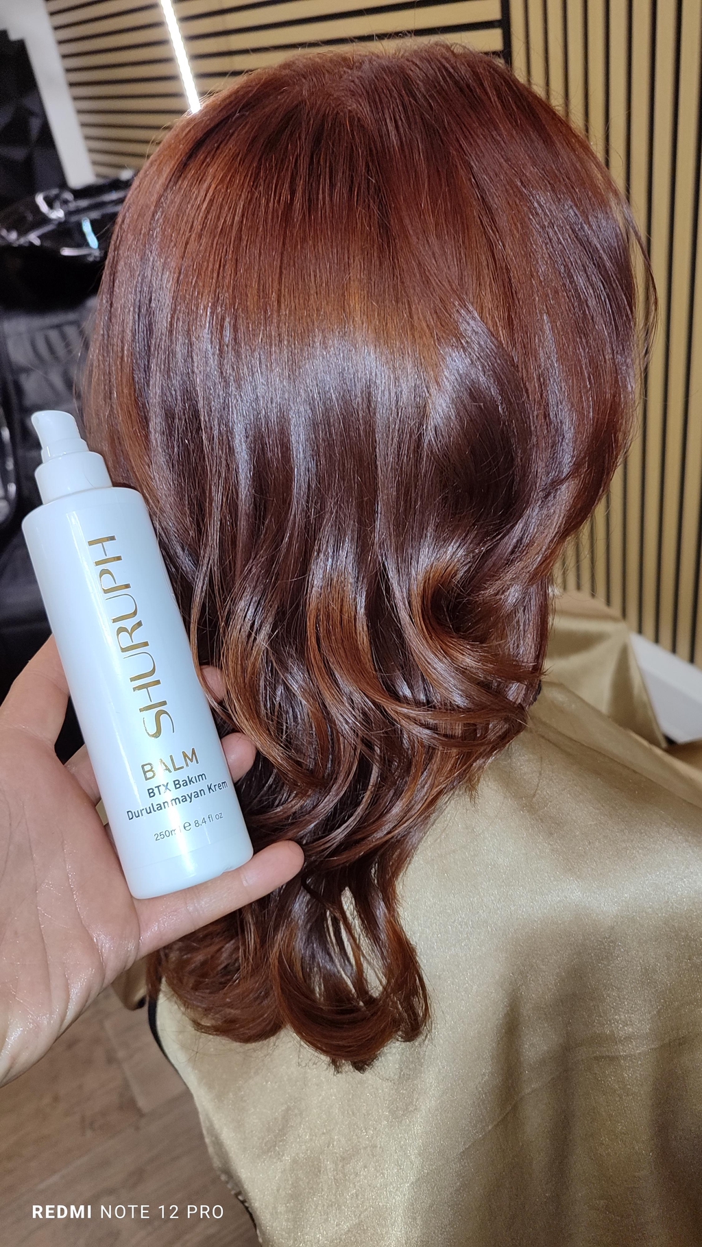 Sehr Intensive Farbtöne egal ob Rot-Mahagoni-Blond-Gold Hohe Deckkraft Durch Spezielle Formel und hoher Pigmentierung auch das kein Problem.
Shuruph ixirbalm und Shuruph ixiroil wieder als Finish Produkte