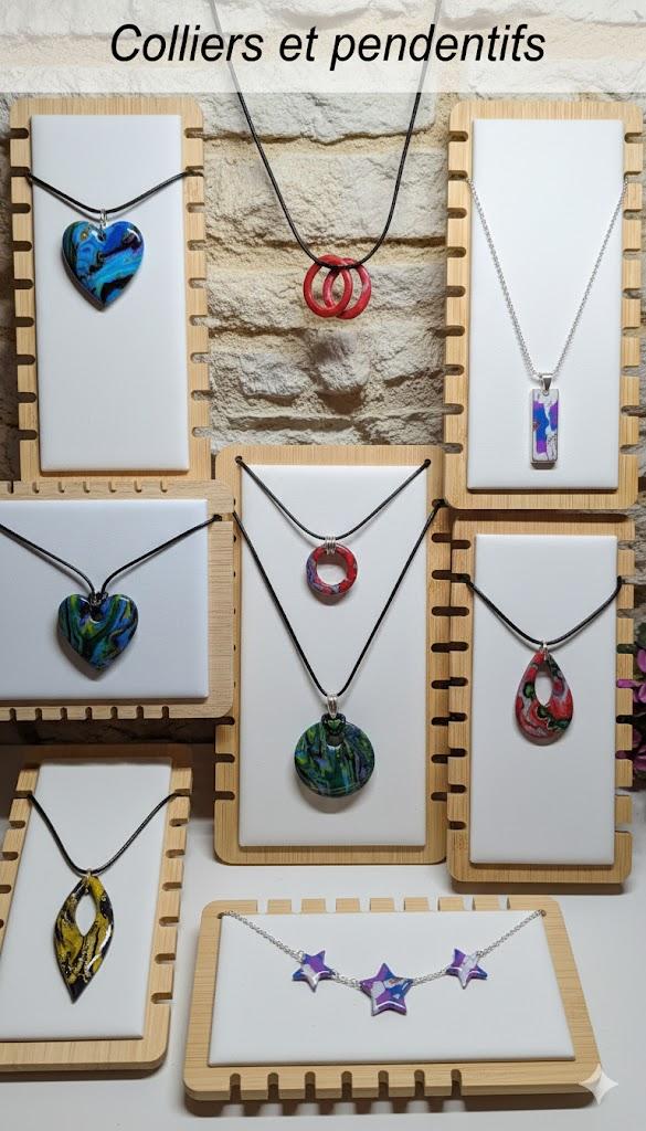 Découvrez ici tous nos pendentifs et colliers hors collection.
Des créations uniques ou en petites séries, non rattachées à une collection, mais toujours réalisées avec soin et passion.