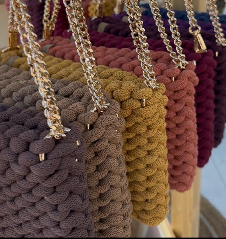 accessori e creazioni fatte a mano in macramè con filati in cotone riciclato e certificato oeko text standard 100