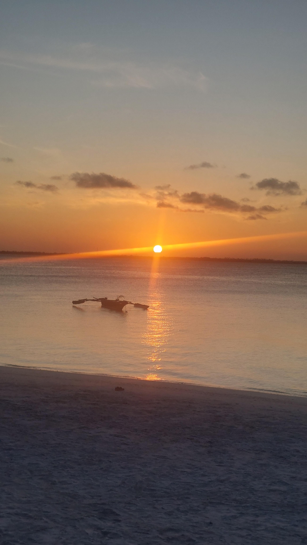 Le bien-être et les énergies positives sont essentiels à notre équilibre et notre épanouissement. En cultivant des pensées et des actions positives, nous renforçons notre santé mentale, favorisons des relations harmonieuses et développons une perspective optimiste. Cela nous aide à mieux gérer le stress et à mener une vie plus sereine et équilibrée.