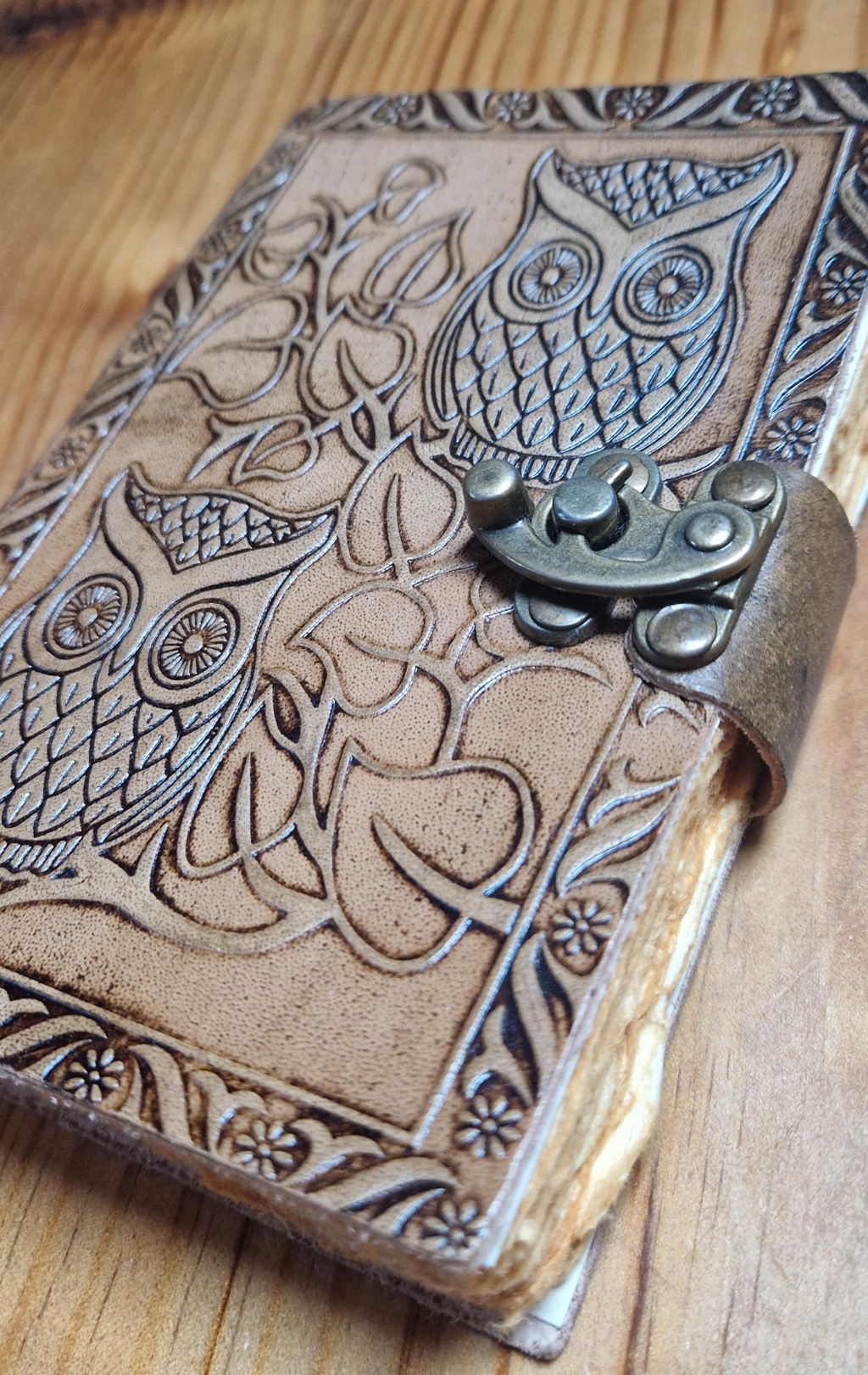 Carnet ancien papier recyclé reliure en cuir, motif celtique cosplay hibou soleil astre solaire lune lumière sorcière sorcier arbre druide magie. Danse Les Vagues est une boutique d'artisanat des histoires et des livres. Parfait pour un cadeau,wicca. Cosy, automne, gilmore girls, twilight, arcane, ambiance steampunk. Box livre mystère box cadeau livre surprise romance romantasy dark romance scifi science-fiction jeunesse coffret polar lady marcass décoration marine