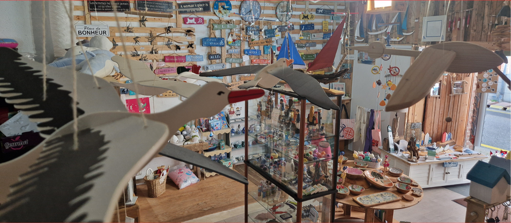 Photographie du bord de mer du Tréport en Normandie. Les lumières du coucher de soleil rendent le ciel rose. Les cabines de plage blanches s'étendent vers la mer sur les galets. Les falaises de craie trône à l'arrière plan blanches, vertes et marrons à certains endroits. Lady Marcass est situé au 41 rue Saint-Julien Le Tréport. Boutique d'artisanat marin de bord de mer. Cadeau et décoration marine, danse les vagues

lady marcass décoration marine boutique de souvenirs Le Tréport Mers-Les-Bains lampe en bois flotté bateau marin goéland panneau pancarte personnalisé chambre de princesse chambre de pirate criel-sur-mer dieppe eu les villes soeurs destination mers-le tréport tirelire en bois jouet en bois
box livre mystère box cadeau livre surprise romance coffret polar romantasy dark romance jeunesse Danse les vagues 10 ans 11 ans 12 ans 13 ans 14 ans fille garçon anniversaire box de noël automne Lady Marcass décoration marine artisanat français boutique souvenir de bord de mer Le Tréport accessoires de lecture marque-page box de noël cadeau anniversaire enfant lecteur lectrice ado