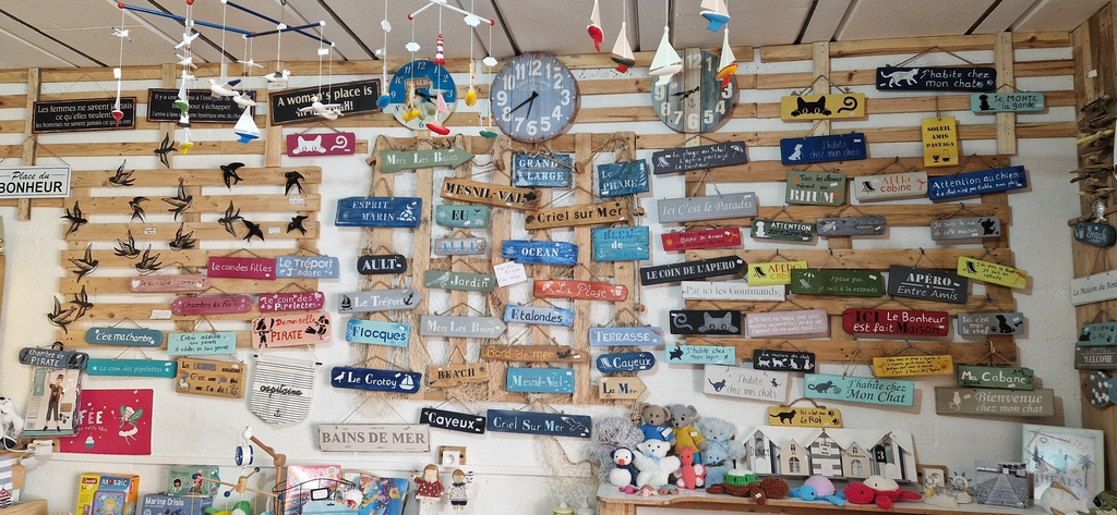 lady marcass décoration marine boutique de souvenirs Le Tréport Mers-Les-Bains lampe en bois flotté bateau marin goéland panneau pancarte personnalisée chambre de princesse chambre de pirate criel-sur-mer dieppe eu les villes soeurs destination mers-le tréport tirelire en bois jouet en bois
box livre mystère box cadeau livre surprise romance coffret polar romantasy dark romance jeunesse Danse les vagues 10 ans 11 ans 12 ans 13 ans 14 ans fille garçon anniversaire box de noël automne Lady Marcass décoration marine artisanat français boutique souvenir de bord de mer Le Tréport accessoires de lecture marque-page box de noël cadeau anniversaire enfant lecteur lectrice ado cadeau de noël sabre en bois panneau nom de maison nom de cabine de plage sur-mesure phare du Tréport