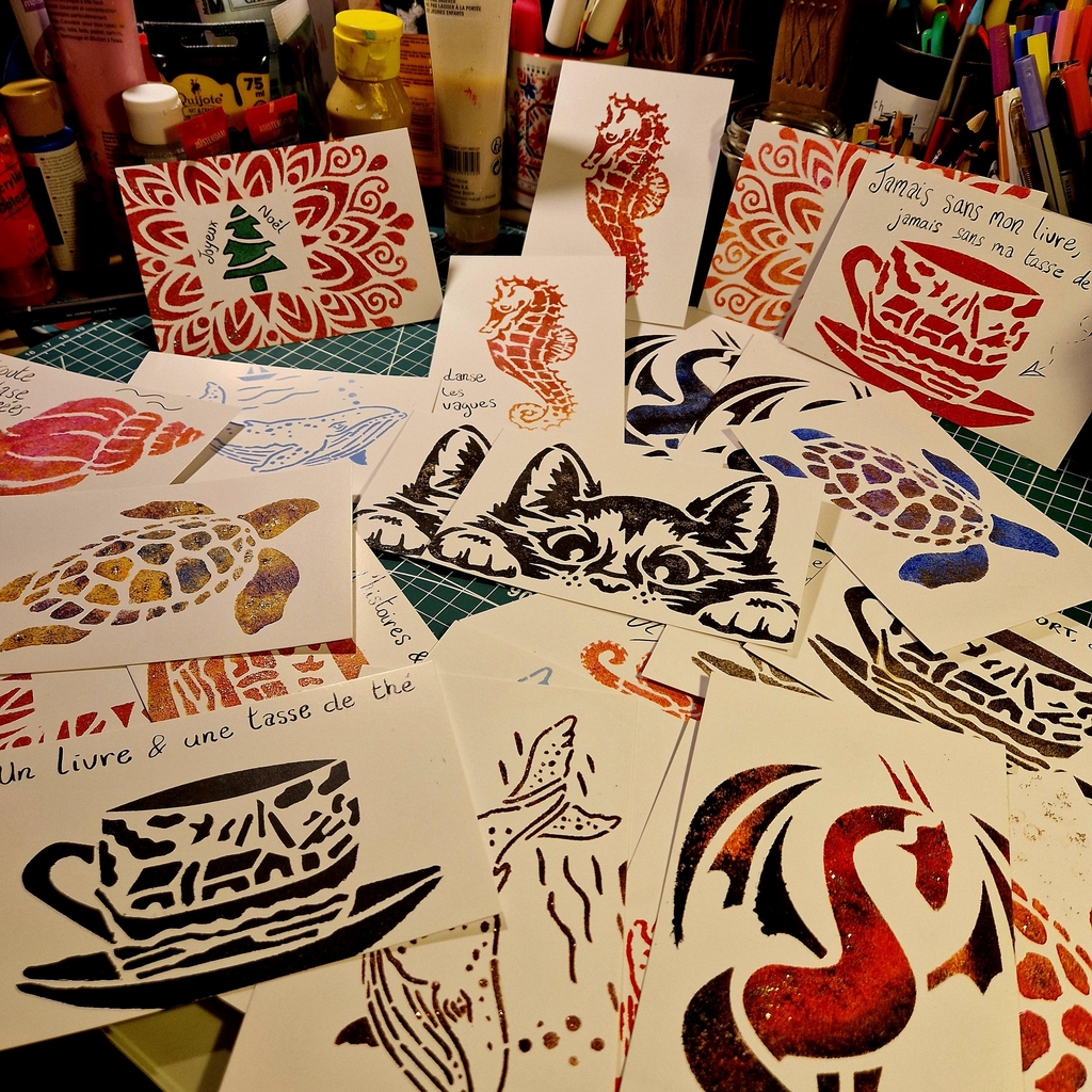 Papeterie artisanale fabriquée à la main par Danse Les Vagues Boutique normande de création sur le thème du bord de mer et des livres et des histoires. Cartes postales peintes et gravées à la main, linogravure. Impression de chat noir, baleine, tortue, tasse de café, citation lecture, pouple, bateau, chien, étoile, coquillage, dessin, illustration mignonne. Parfait pour envoyer du courrier, une lettre, faire un cadeau, postcrossing box livre mystère box cadeau livre surprise romance romantasy dark romance coffret polar thriller policier scifi science-fiction jeunesse littérature classique théâtre poésie français jouet en bois