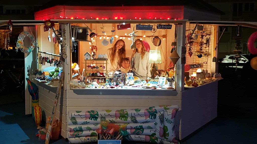 Lady Marcass et Danse Les Vagues créent des pièces d'artisanat authentique en Normandie, au Tréport. Soutiens ce petit business qui fait main ses créations et souvenirs de la mer. Nous vendons des box livre mystère, des cartes et papeterie artisanale, des tirelires en bois, des jouets en bois, des pancartes personnalisés, cadeau parfait pour naissance, baptême, anniversaire, enfant, père, mère, parrain, collègue de travail, départ à la retraite, blague et humour.

lady marcass décoration marine boutique de souvenirs Le Tréport Mers-Les-Bains lampe en bois flotté bateau marin goéland panneau pancarte personnalisée chambre de princesse chambre de pirate chambre de prénom criel-sur-mer dieppe eu les villes soeurs destination mers-le tréport tirelire en bois jouet en bois
box livre mystère box cadeau livre surprise romance coffret polar romantasy dark romance jeunesse Danse les vagues 10 ans 11 ans 12 ans 13 ans 14 ans fille garçon anniversaire box de noël automne Lady Marcass décoration marine artisanat français boutique souvenir de bord de mer Le Tréport accessoires de lecture marque-page box de noël cadeau anniversaire enfant lecteur lectrice ado phare du Tréport