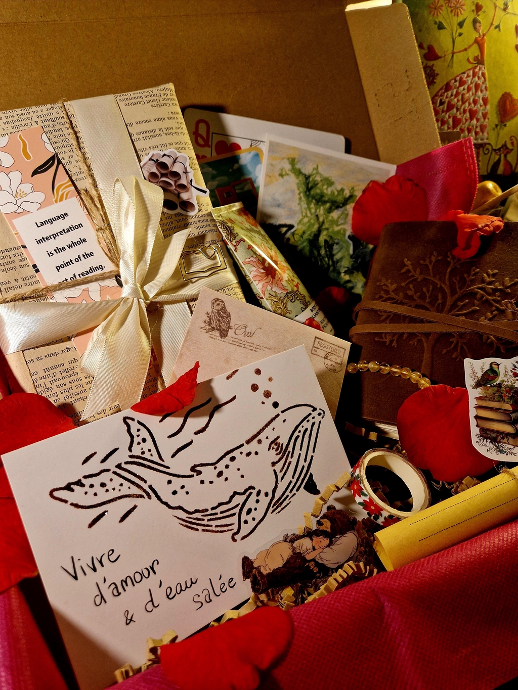 Box livre mystère de Noël cadeau de noël pour lecteur lectrice lecture surprise père noël lecture jeunesse romance romantasy dark romance hiver neige polar policier danse les vagues artisanat goodies livresque sur-mesure concours personnalisé bougie marque-page fait-main la cour de l'hiver coeur automne cosy fairyloot goodies livresques livre marque-page fait-main personnalisé