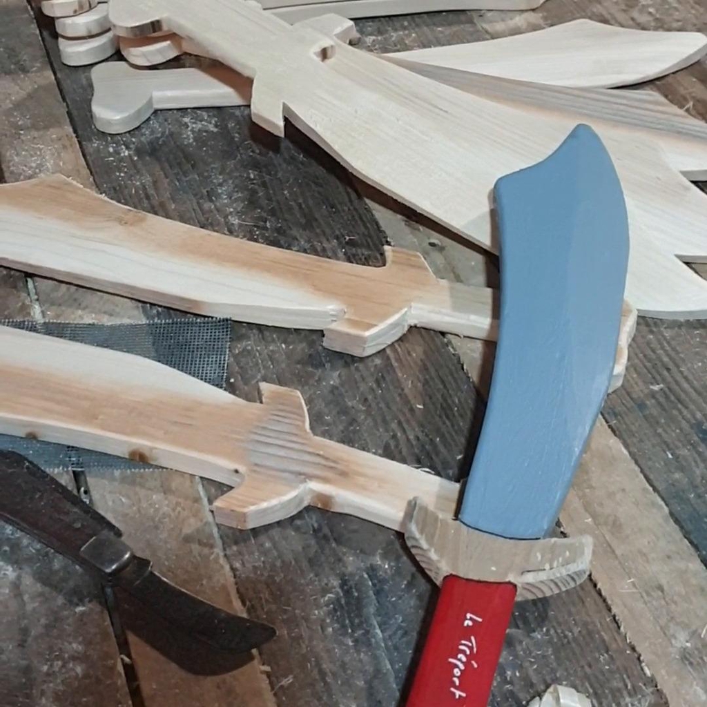 Lauriane Marcassin a ouvert son atelier-boutique en mai 2024, portée par le soutien de son mari et de ses filles. L’artisanat est une histoire de famille, tout comme l’amour de la mer.



Après des années à travailler dans les commerces du Tréport, elle a choisi de réunir ses deux passions dans un lieu chaleureux, pensé pour être partagé avec tous ceux épris du littoral. Entre ses mains, les objets prennent vie – uniques, inspirés par la mer et façonnés avec cœur.



Lady Marcass c'est un artisanat fait-main

lady marcass décoration marine boutique de souvenirs Le Tréport Mers-Les-Bains lampe en bois flotté bateau marin goéland panneau pancarte personnalisée chambre de princesse chambre de pirate criel-sur-mer dieppe eu les villes soeurs destination mers-le tréport tirelire en bois jouet en bois
box livre mystère box cadeau livre surprise romance coffret polar romantasy dark romance jeunesse Danse les vagues 10 ans 11 ans 12 ans 13 ans 14 ans fille garçon anniversaire box de noël automne Lady Marcass décoration marine artisanat français boutique souvenir de bord de mer Le Tréport accessoires de lecture marque-page box de noël cadeau anniversaire enfant lecteur lectrice ado cadeau de noël sabre en bois panneau nom de maison nom de cabine de plage sur-mesure phare du Tréport