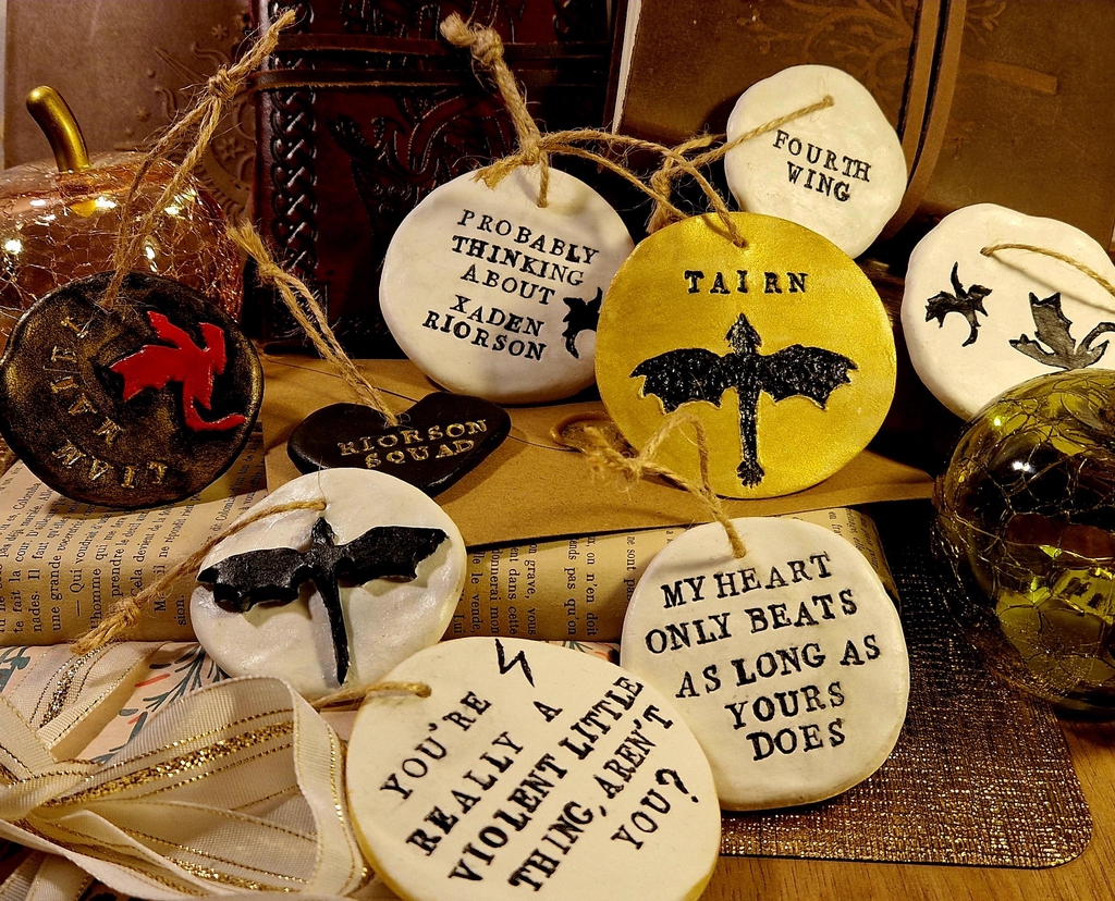 Céramique Fourth Wing Iron Flame Onyx Storm citation xaden riorson. Danse Les Vagues vend des cadeaux pour lecteur et lectrice passionné par la romance romantasy fantastique fantaisie poésie théâtre littérature classique dark romance Box livre mystère box cadeau livre coffret polar box de noël. Boutique d'artisanat local français. Merch et merchandising, goodies mignons, cosy. Lady marcass artisanat de bord de mer marin décoration marine Le Tréport normandie france français normand fait-main bois flotté