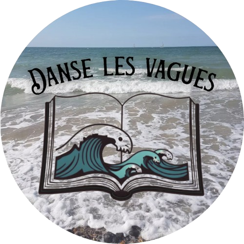 Danse les vagues & les pages L'artisanat des histoires Célèbre avec moi là où les mots apaisent, brisent le coeur parfois et nous font voyager. Box livre mystère coffret surprise littéraire box cadeau livre noël automne halloween romance romantasy dark romance thriller polar policier scifi jeunesse 10 ans 11 ans 12 ans 13 ans 14 ans artisanat du livre lecture décoration marine artisanat de la mer Le Tréport petit prix marque-page goodies papeterie artisanale thé de noël