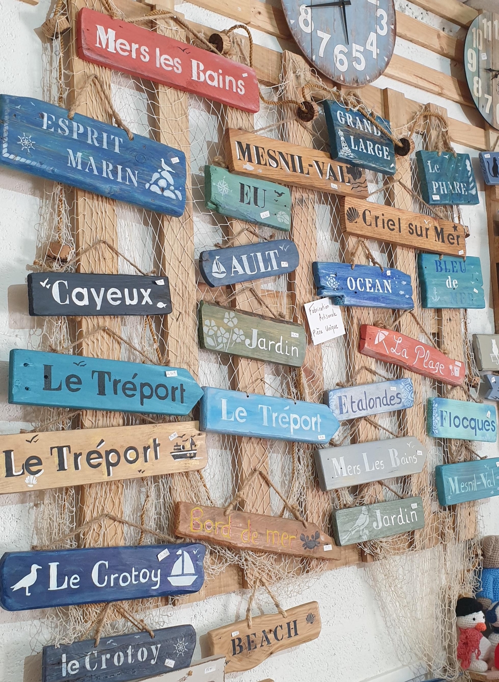 Panneaux en bois directionnels Le Tréport Mesnival Mers-Les-Bains Eu Dieppe Criel-sur-Mer Cayeux Océan Mer Jardin La plage Le Crotoy Grand large Étalondes Ault Beach Esprit marin Artisanat local de bord de mer marin. Cadeau unique et création authentique en bois flotté de luxe, pour film, décor scaphandre, maquette de bateaux, navire, pirate, jouet en bois pour enfant pêcheur et plongeur sous marin

lady marcass décoration marine boutique de souvenirs Le Tréport Mers-Les-Bains lampe en bois flotté bateau marin goéland panneau pancarte personnalisé chambre de princesse chambre de pirate criel-sur-mer dieppe eu les villes soeurs destination mers-le tréport tirelire en bois jouet en bois
box livre mystère box cadeau livre surprise romance coffret polar romantasy dark romance jeunesse Danse les vagues 10 ans 11 ans 12 ans 13 ans 14 ans fille garçon anniversaire box de noël automne Lady Marcass décoration marine artisanat français boutique souvenir de bord de mer Le Tréport accessoires de lecture marque-page box de noël cadeau anniversaire enfant lecteur lectrice ado