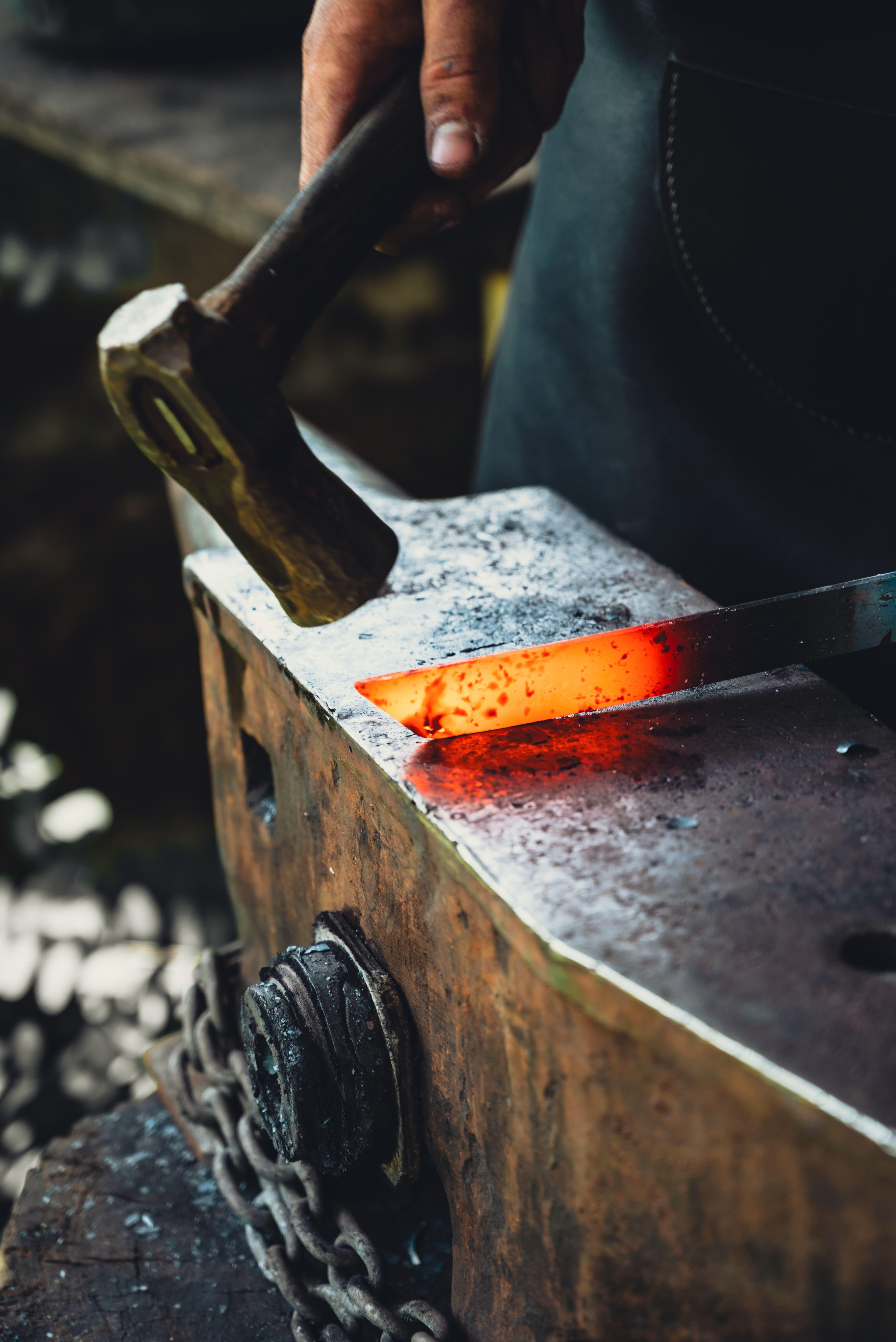 Venez forger votre propre couteau dans mon atelier à Thiers.
Lors de cette initiation, vous apprendrez à fabriquer votre lame sur une succession d'étapes plus ou moins complexes.