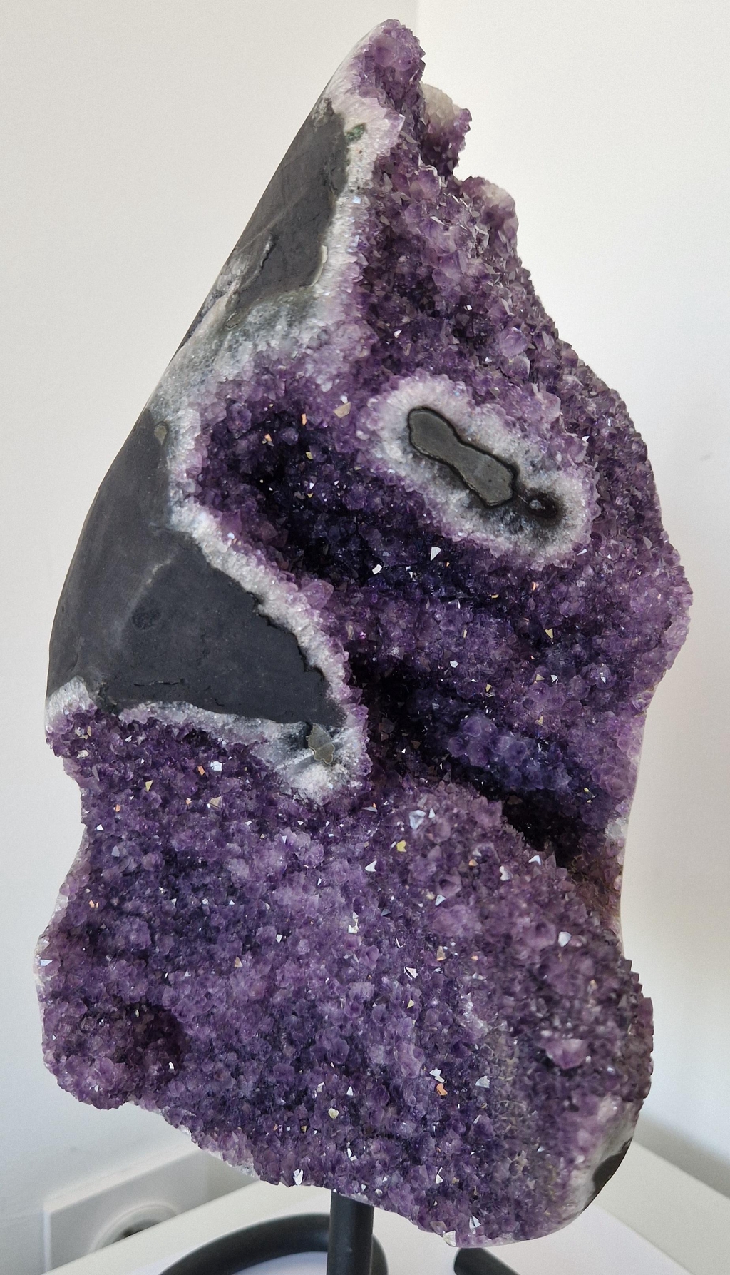 Venez découvrir les nouvelles géodes d'améthyste d'urgence, sur pied métal. 
