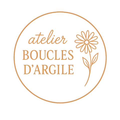 Les pampilles interchangeables. 
Atelier Boucles d’Argile est une marque de boucles d’oreilles artisanales qui allie créativité, modularité et savoir-faire fait main. Chaque création est pensée pour offrir des bijoux uniques, élégants et faciles à porter au quotidien.
Le concept repose sur des créoles en acier inoxydable, résistantes et durables, sur lesquelles viennent se fixer des pampilles interchangeables. Grâce à ce système, une seule paire de créoles permet de changer de style en un instant, selon vos envies, votre tenue ou la saison.
Les pampilles sont entièrement fabriquées à la main dans mon atelier, à partir d’argile polymère. Chaque pièce est façonnée une à une, puis cuite au four, poncée avec soin et enfin recouverte d’une fine couche de résine pour un rendu lisse, lumineux et durable. Ce travail artisanal rend chaque paire de boucles d’oreilles unique, avec de légères variations qui font tout leur charme.
Les boucles d’oreilles Atelier Boucles d’Argile sont des bijoux faits main, conçus pour les femmes qui aiment les accessoires originaux, modulables et intemporels. Les formes, les couleurs et les textures sont inspirées d’un univers bohème, naturel et élégant, pour s’adapter aussi bien à un look quotidien qu’à une occasion spéciale.
Choisir Atelier Boucles d’Argile, c’est opter pour des bijoux artisanaux, durables et créés avec passion, où chaque détail compte.
