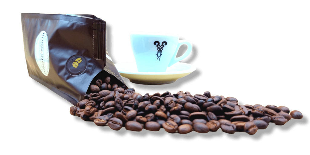 Offene Tüte mit Bohnen davor und eine Espressotasse im Hintergrund