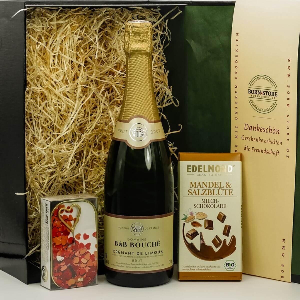 Geschenkbox mit Cremant, Schokolade von Edelmond und ein Last Minute Kuchen