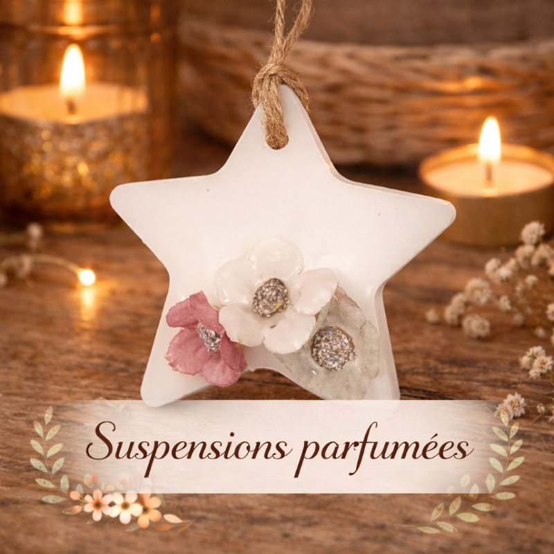 Découvrez mes suspensions parfumées artisanales, réalisées avec mes main avec des fleurs séchées. Idéales pour parfumer délicatement vos placards et petites surfaces.