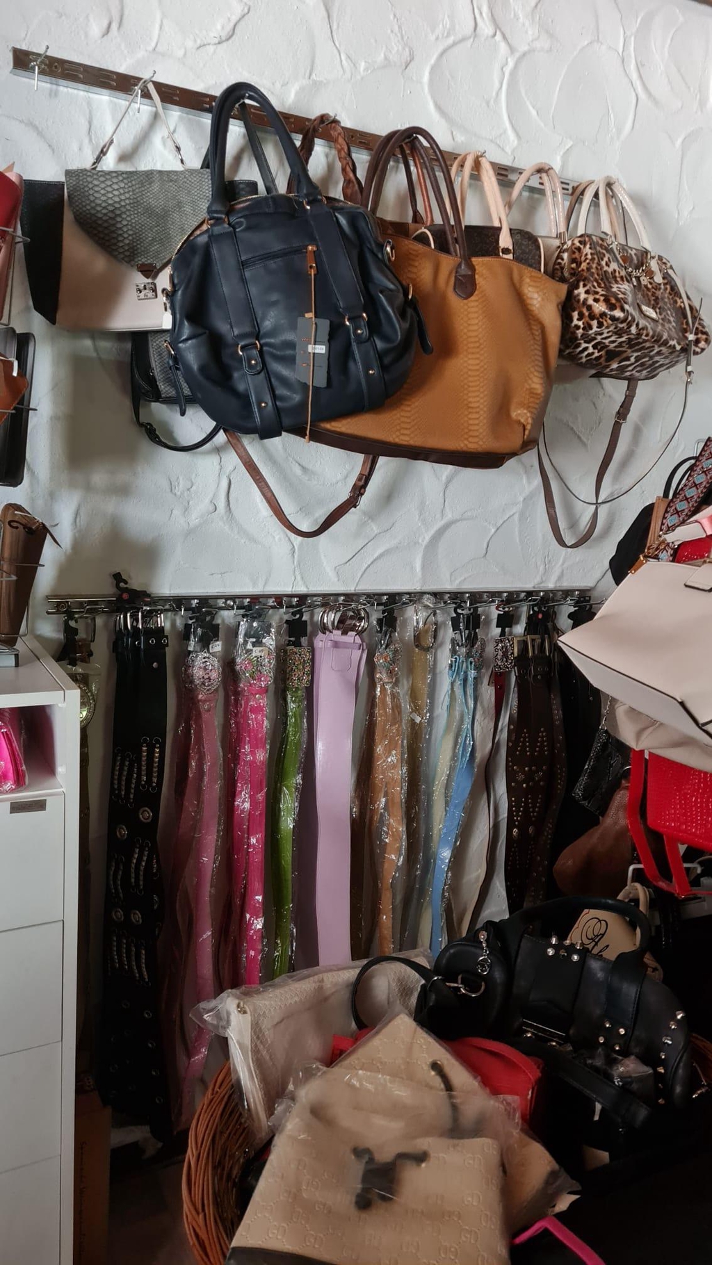 Handtaschen, Geldbeutel, Gürtel und vielen mehr.