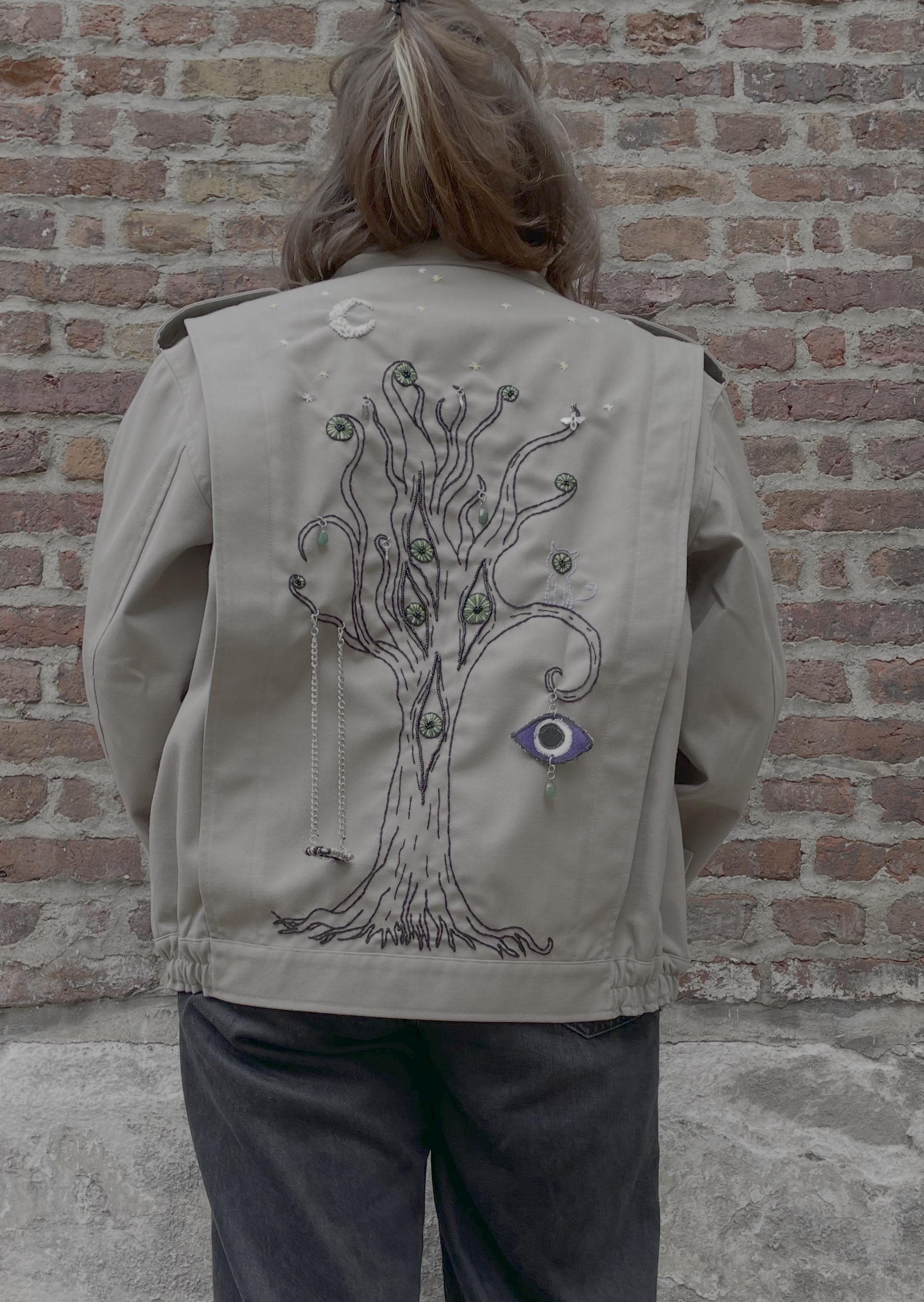 dos de veste brodée à la main, perle, oeil