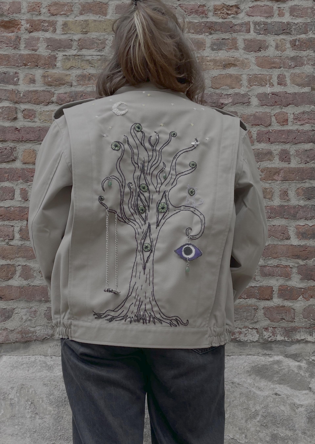 dos de veste brodée à la main, perle, oeil