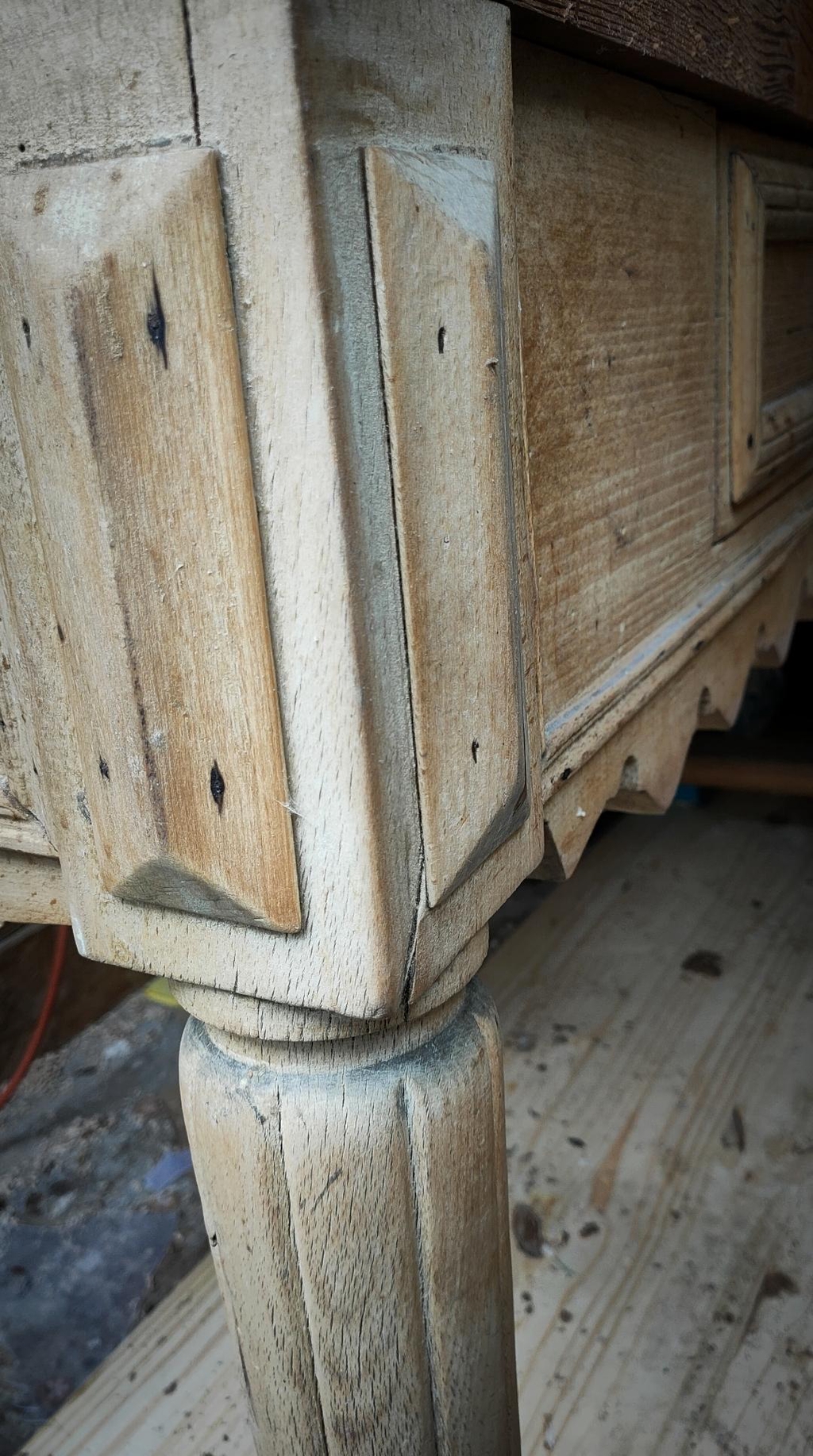 La restauration d'un billot de boucherie ancien part un artisan de Picardie 