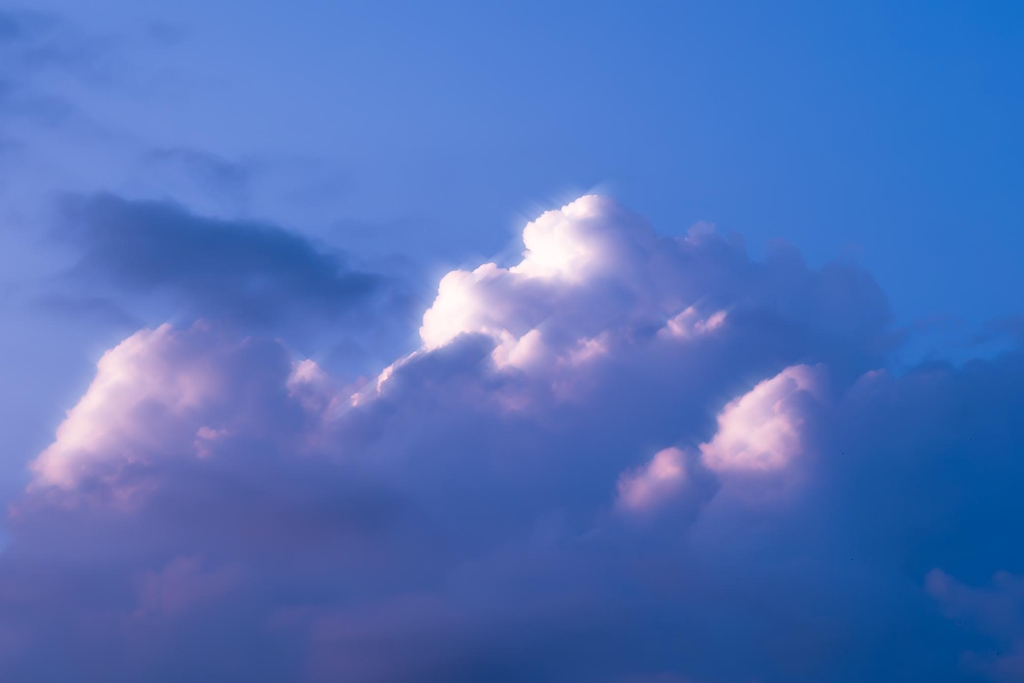 photo de ciel nuageux aux teintes bleues et violettes 