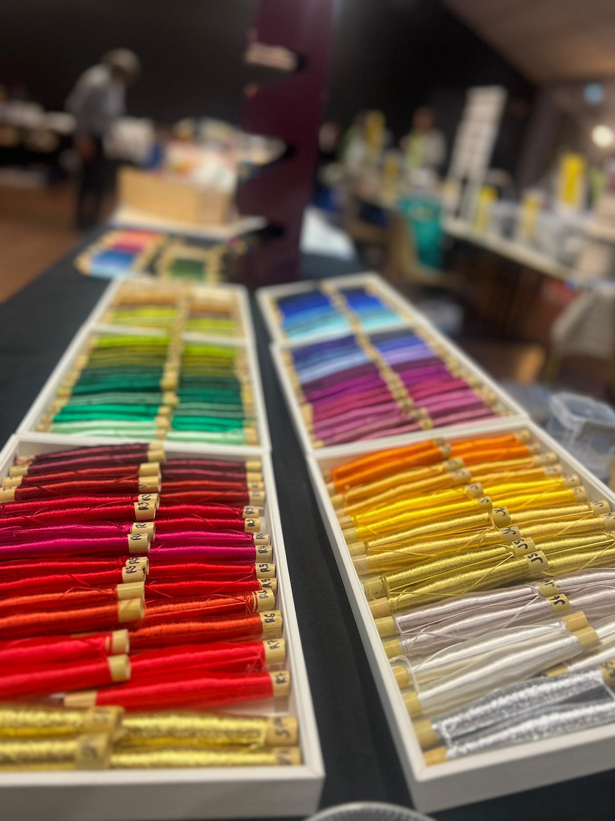 Découvrez notre Fil végétal : Une Palette de 75 couleurs.
Plongez dans l'univers de la création avec notre sélection de fils, une matière d'exception qui allie douceur, solidité et brillance