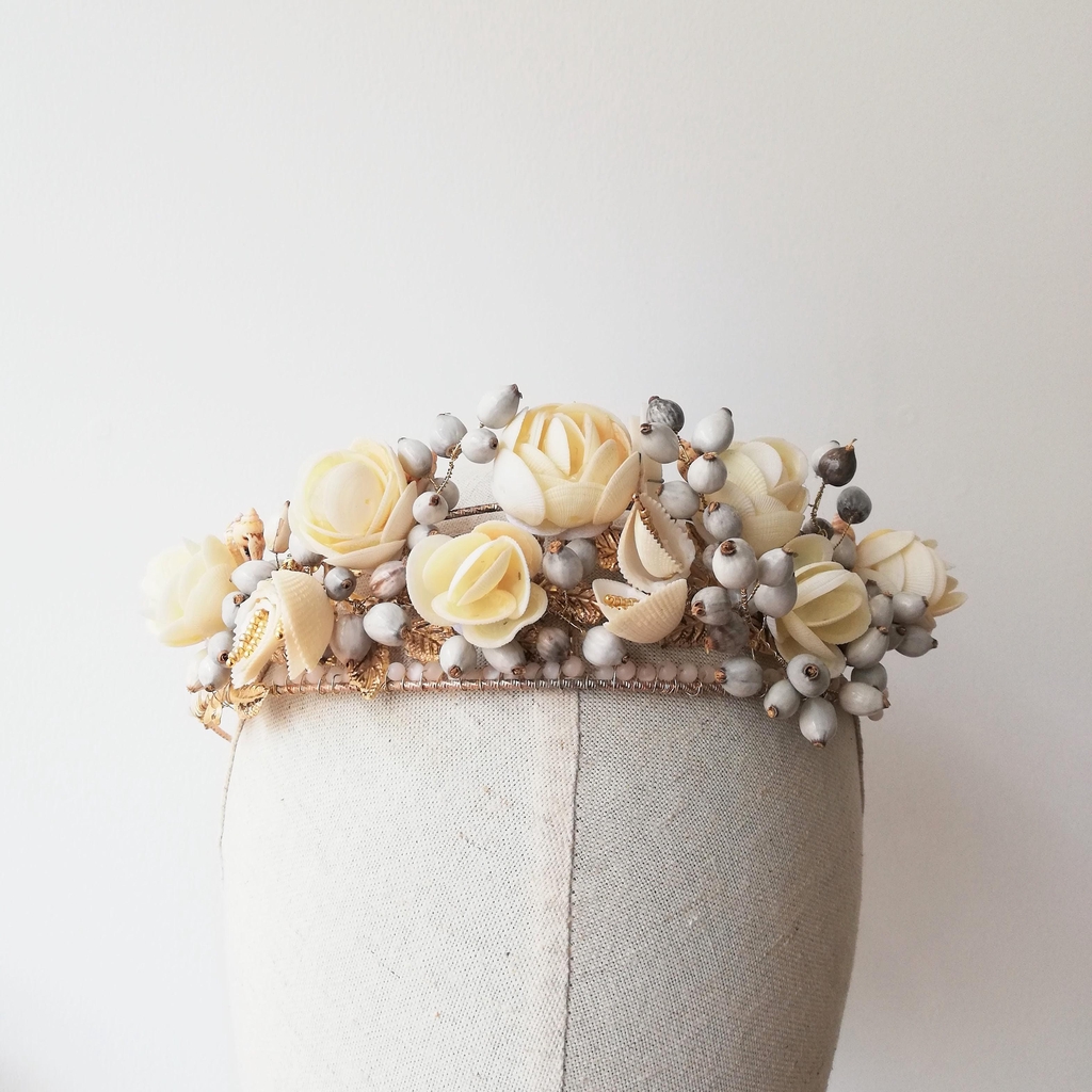 Découvrez notre collection de bijoux réalisée à partir de coquillages uniques venus de Tahiti. Chaque pièce est une invitation au voyage, alliant notre savoir-faire traditionnel  et l’authenticité de la Polynésie. Ces créations, simples et élégantes, capturent la beauté naturelle des îles pour vous offrir un peu de l’esprit de Tahiti à chaque porté. Un trésor de l'océan à porter près de soi.