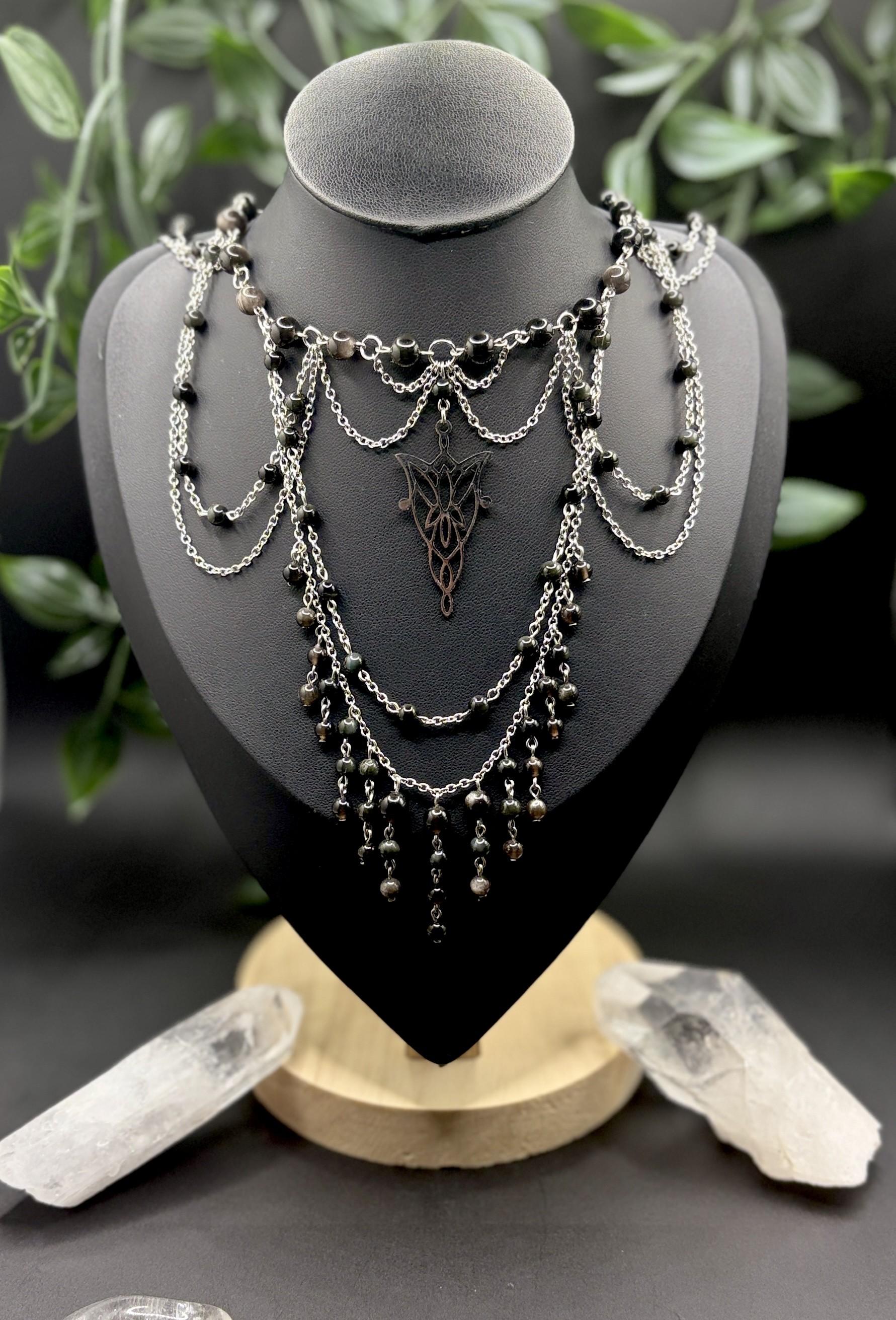 Des talismans majestueux et chargés de mystère, conçus pour révéler la puissance sacrée qui sommeille en vous.