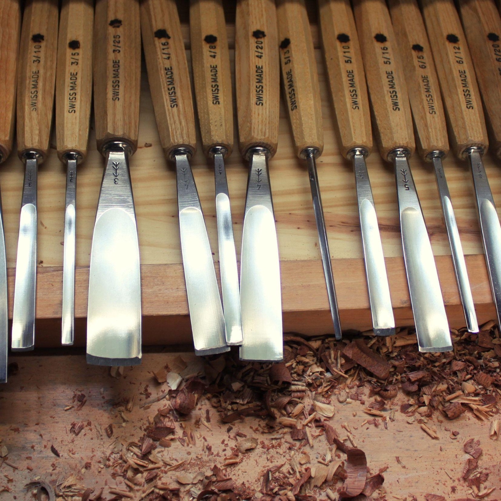 outils traditionnels de la sculpture sur bois posés sur l'établi de sculpture sur bois de Mélanie Haudry, sculptrice ornemaniste sur bois diplômée et basée à Chartres