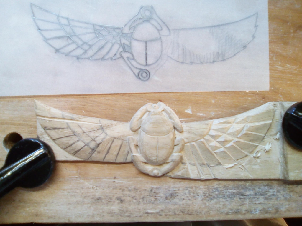 scarabée égyptien sculpté dans du bois par Mélanie Haudry dans le cadre d'un projet personnalisé pour un cadeau de mariage