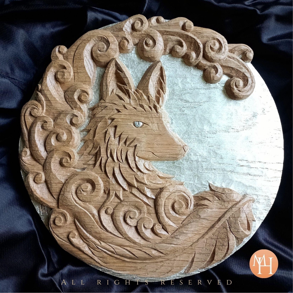 sculpture en bas relief en chêne et doré à la feuille d'or d'un renard sculpté par Mélanie Haudry, sculpteur ornemaniste sur bois à chartres