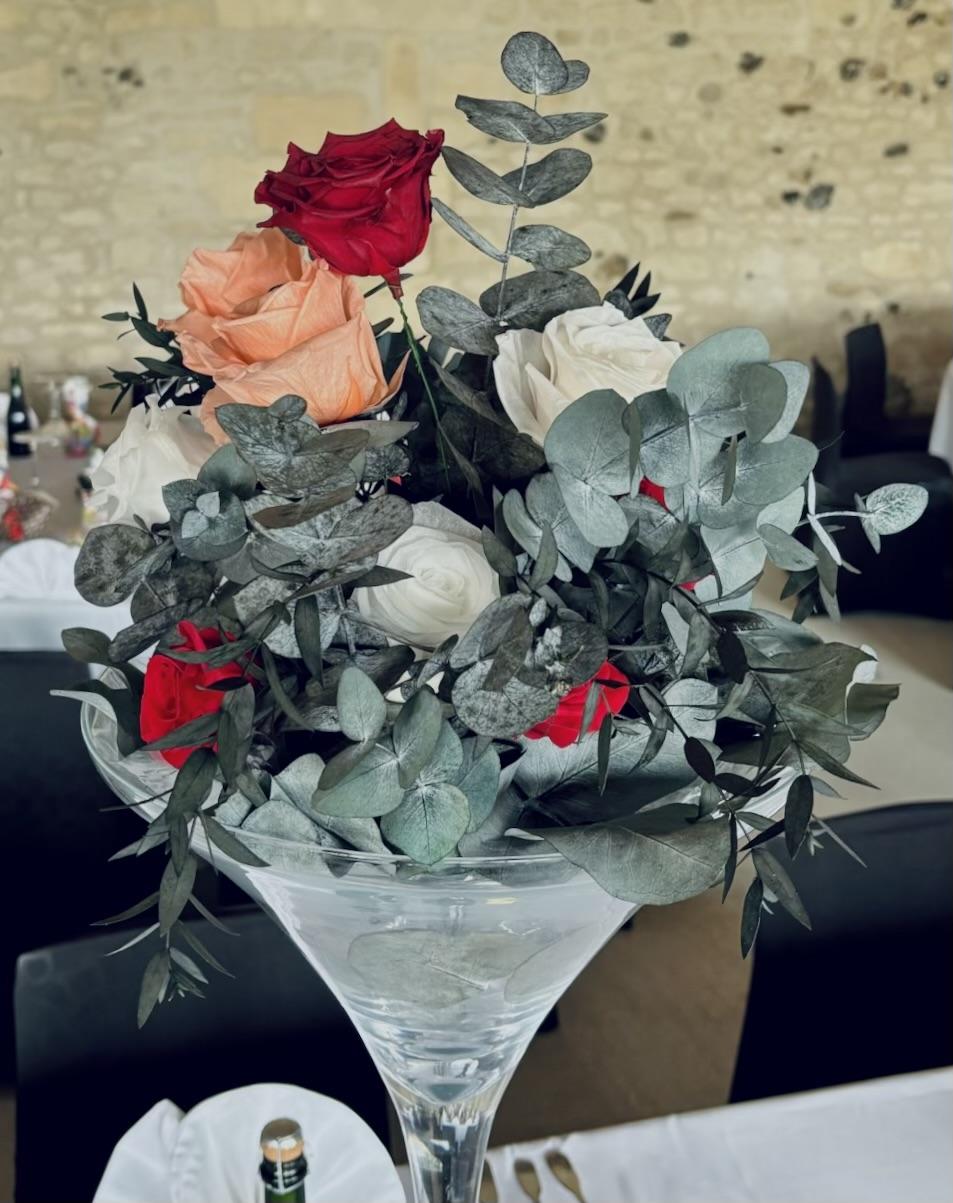 composition florale bouquet décoration table mariage fleur séché stabilisé festif couleur peps bouquet rond fleuriste artisan aquitaine vase martini rose rouge blanche eucalyptus piqué mousse compo glamour chic casino