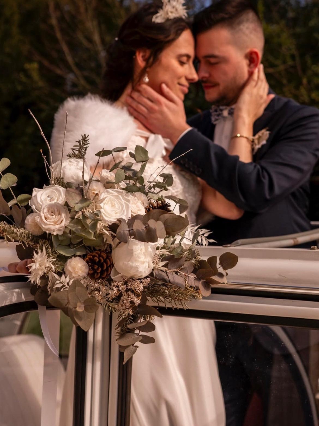 couple mariés  bouquet fleurs fleur stabilisées  stabilisé séchées séché amour mariage fleuriste eucalyptus rose ruscus pomme pin branchages
