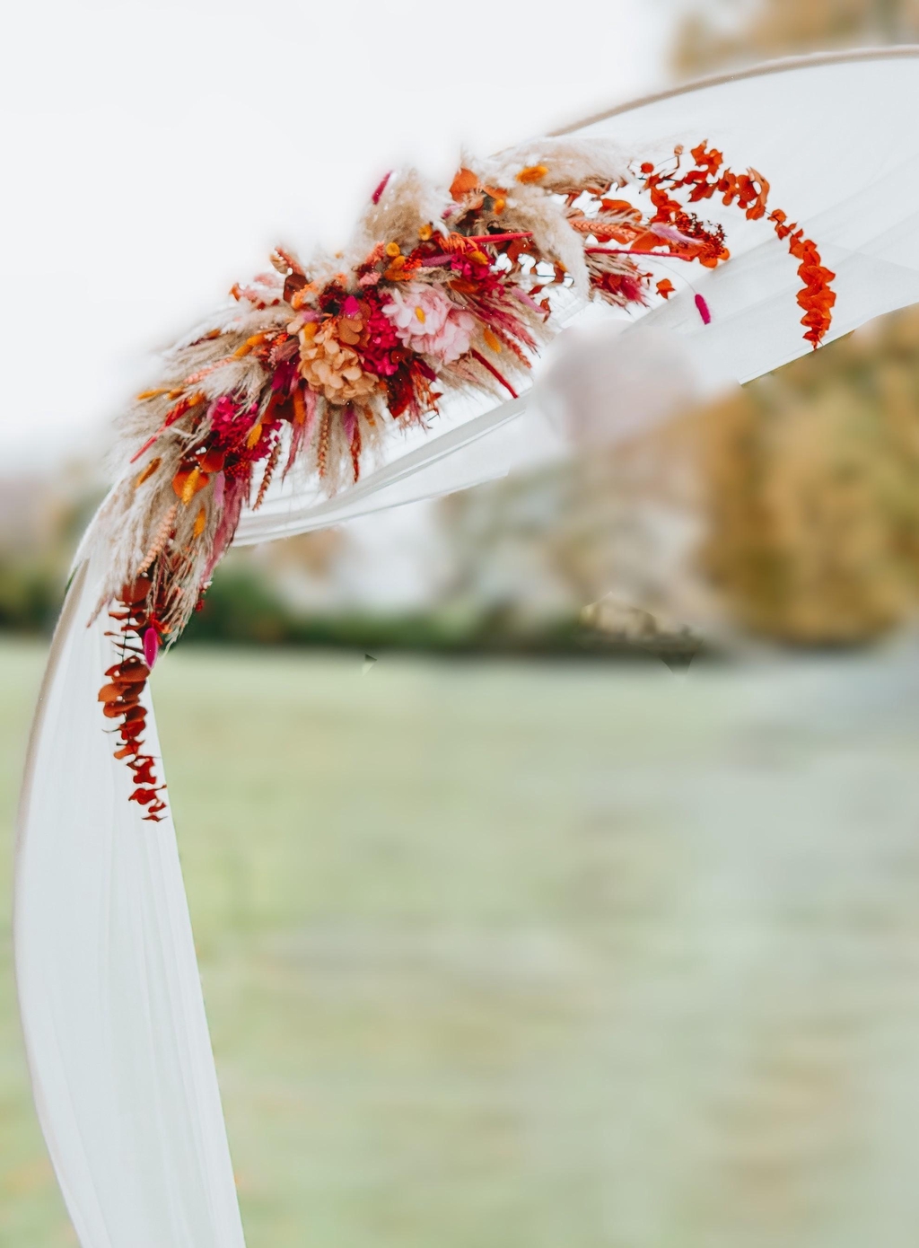 composition florale bouquet décoration table mariage fleur séché stabilisé festif couleur peps bouquet rond fleuriste artisan aquitaine arche cérémonie laïque eucalyptus orange rose fuchsia peps pampa composition ronde