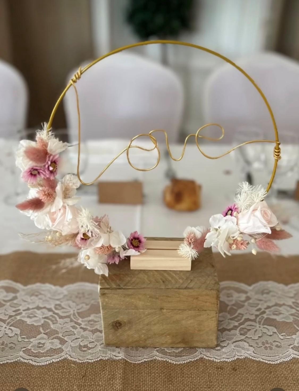 composition florale bouquet décoration table mariage fleur séché stabilisé festif couleur peps bouquet rond fleuriste artisan aquitaine cercle doré socle bois fleur rose parme  blanc ivoire love fil doré lagure  rodhante hortensia