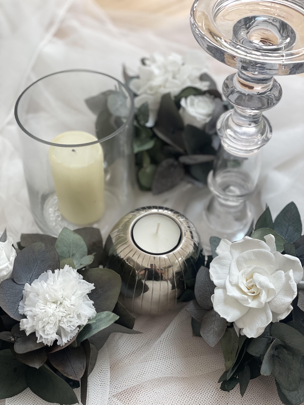 composition florale bouquet décoration table mariage fleur séché stabilisé festif couleur peps bouquet rond fleuriste artisan aquitaine petite composion ton blanc eucalyptus hortensia oeillet gardenia chic classe verrerie bougie