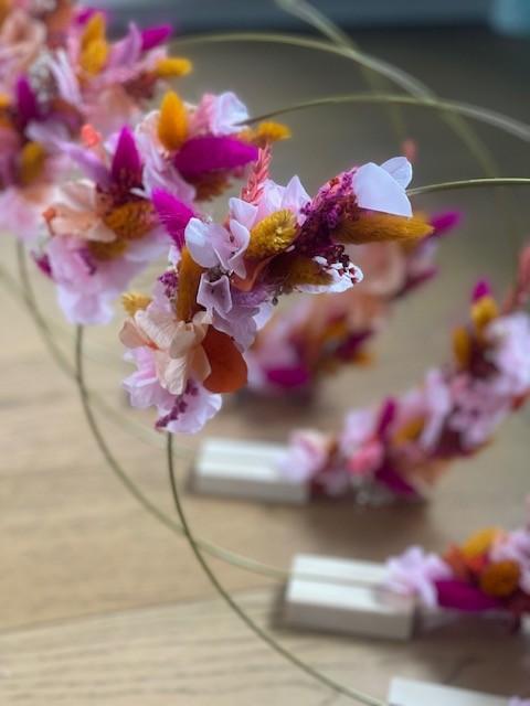 composition florale bouquet décoration table mariage fleur séché stabilisé festif couleur peps bouquet rond fleuriste artisan aquitaine cercle poser couleur peps rose corail orangé socle bois cercle or hortensia