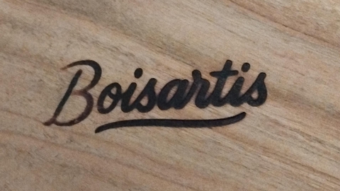 Artisan du bois tourné, je crée des pièces uniques , pour des personnes uniques
Un travail respectueux de la matière, inspiré par la nature.