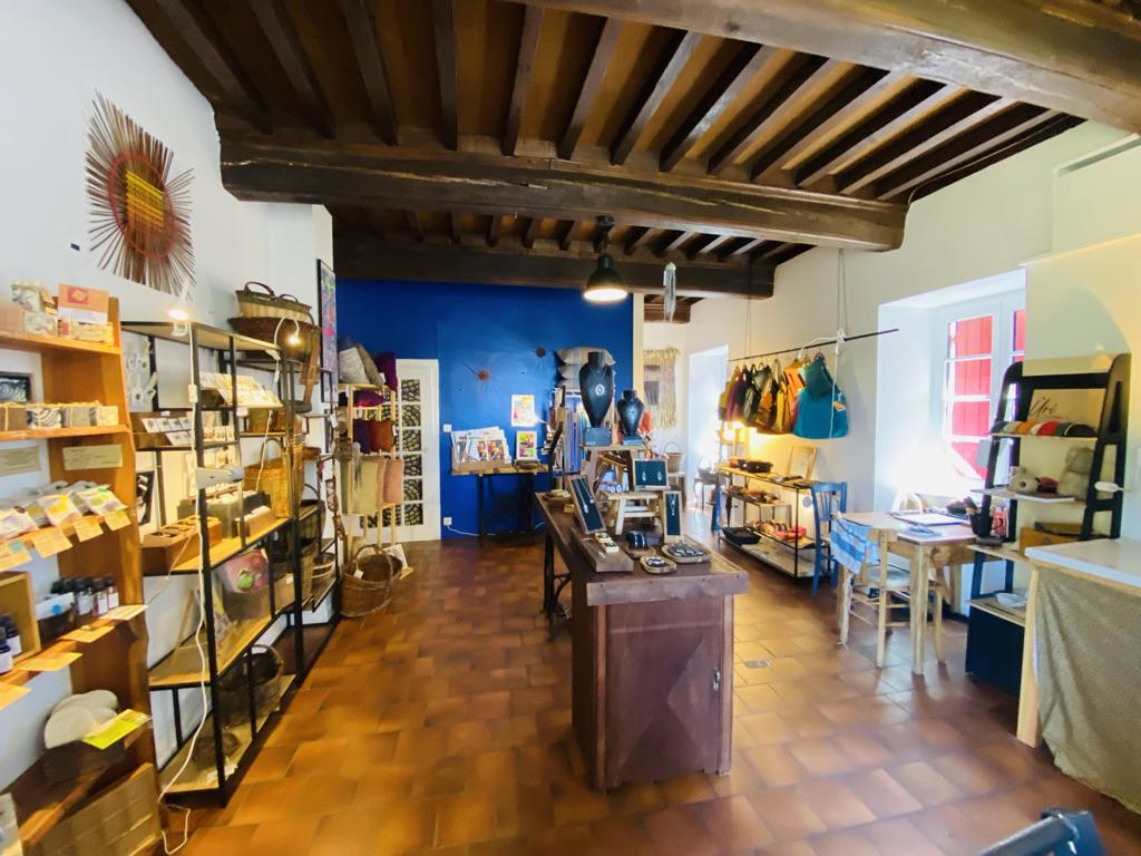 Niché dans le plus beau village de France, la boutique Ùri regroupe une dizaine d'artisans d'art et de créateurs locaux.