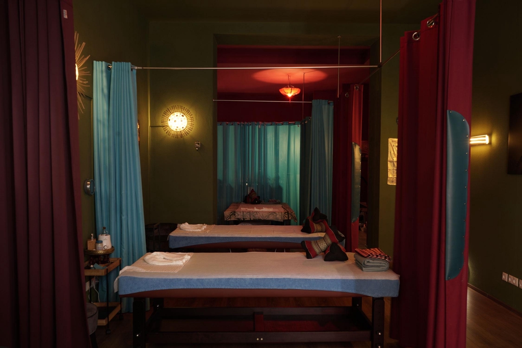 Unsere Massagen - KOPF-, ARM-, RÜCKEN- und FUSSMASSAGE

- GANZKÖRPERMASSAGE

- ÖL- und KRÄUTERMASSAGE

- DRUCKPUNKT-, GESICHTS- und BAUCHMASSAGE

- HOT STONE MASSAGE

- AYURVEDA-MASSAGE

- SCHWANGERSCHAFTSMASSAGE

- PAAR MASSAGE

- SPORT MASSAGE