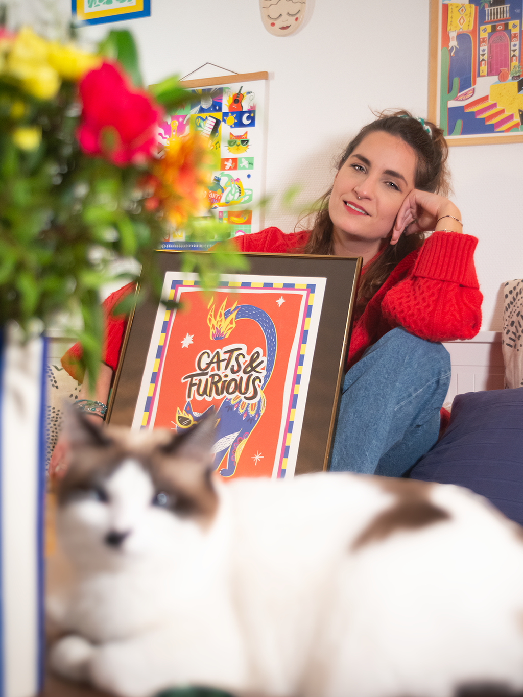 Emeline La Folocha qui pose avec ses illustrations et son chat