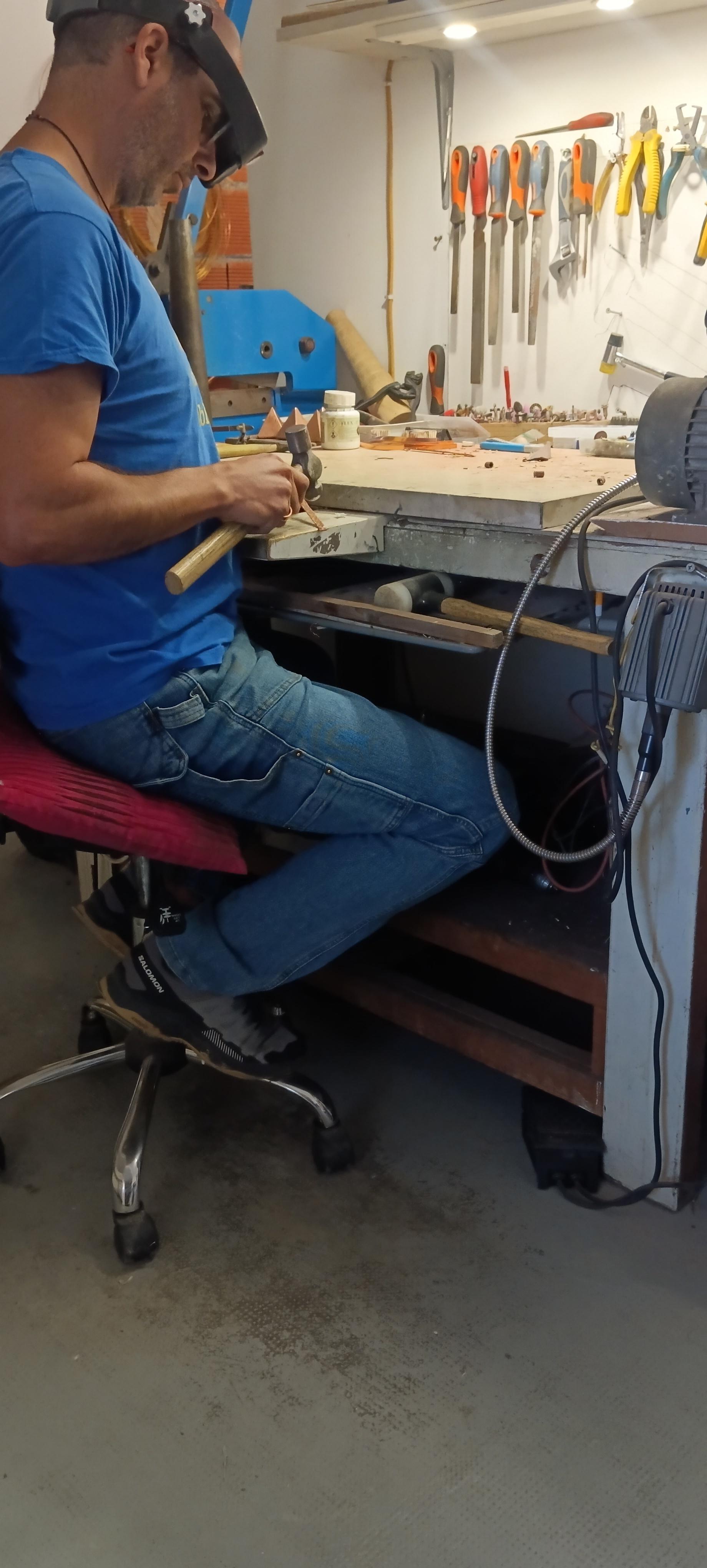 Toutes mes créations sont réalisées à la main dans mon atelier près de Perpignan. En plus de mes bijoux artisanaux en cuivre, je propose des prestations sur mesure.