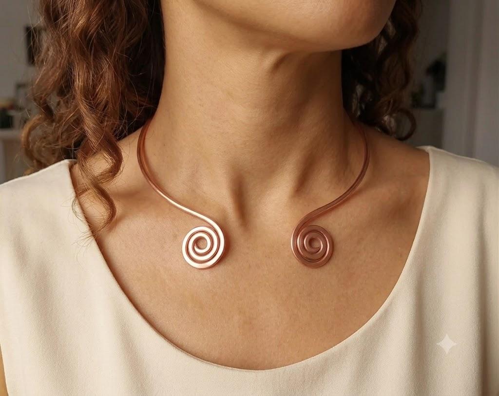 Découvrez les effets du torque en cuivre sur le corps : stimulation du chakra de la gorge, alignement de la posture et libération des méridiens du cou.