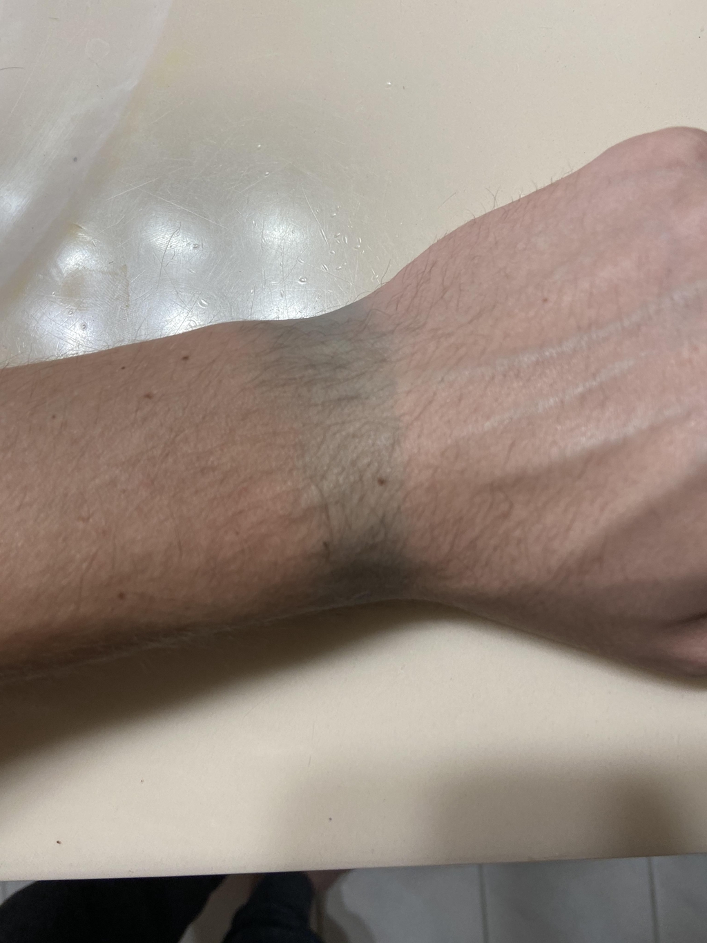 Pourquoi le cuivre laisse-t-il des traces vertes sur la peau ? Explications simples et rassurantes sur ce phénomène courant.