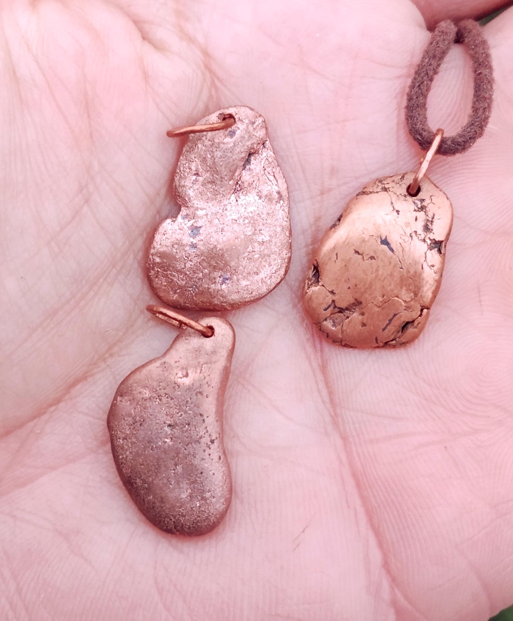 Ces nuggets de cuivre natif proviennent de Terre-Neuve (Canada), une terre sauvage et riche en minéraux. Le cuivre y est présent à l’état pur, formé naturellement dans les profondeurs de la Terre : un véritable métal vivant, porteur d’une énergie unique.